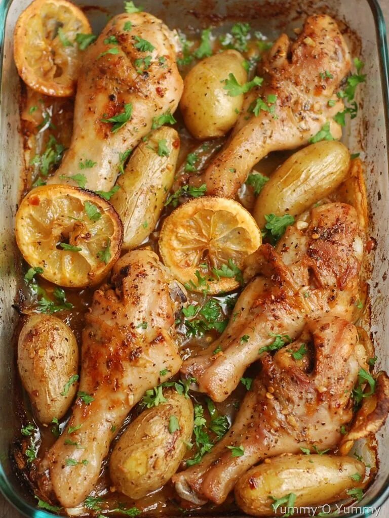 Голень с картошкой на сковороде