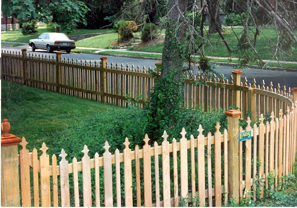 Забор между участками. Красивые заборы загородных домов. Белый декоративный забор для палисада. Палисад забор. Загорожена забором.