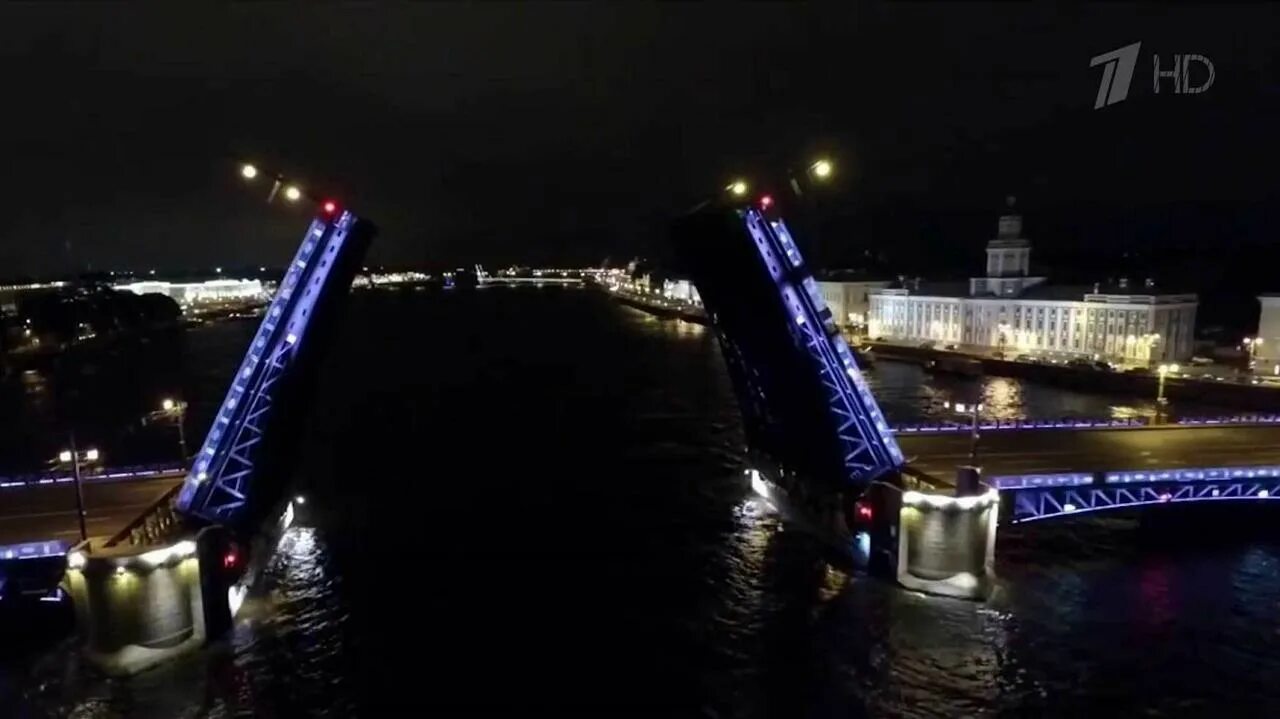 Какое событие связано с дворцовым мостом. Мосты Петербурга. Дворцовый мост. Дворцовый мост с кораблем. Светодиодный мост в Санкт-Петербурге.