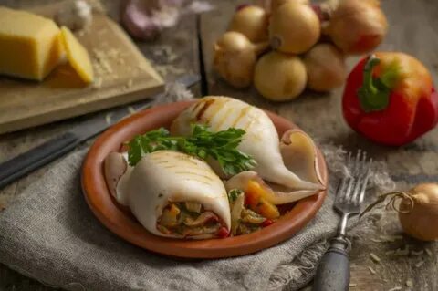 Кальмары с грибами в духовке