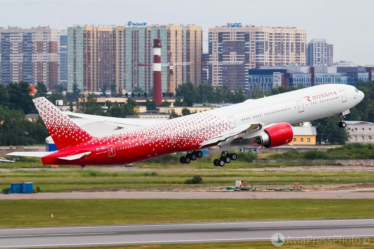 Самолет россия 777. Самолет Боинг 777-300. Аэробус 777-300. Авиакомпания Россия Боинг 777-300. Самолет авиакомпания Россия Боинг 777.