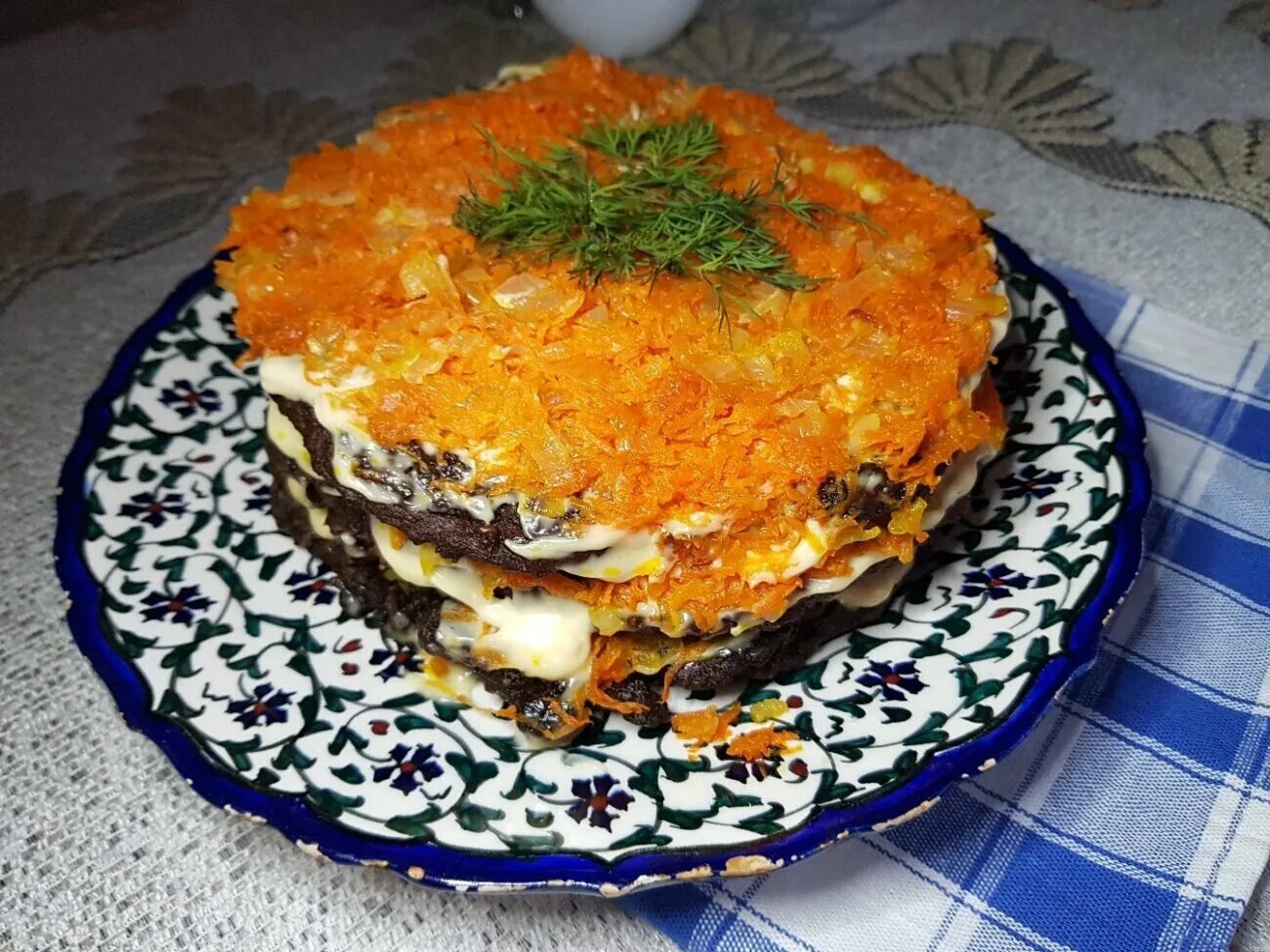 Печеночный торт с луком и морковью. Печёночный торт из говяжьей печени. Печеночный торт с морковкой. Начинка из печени с морковью