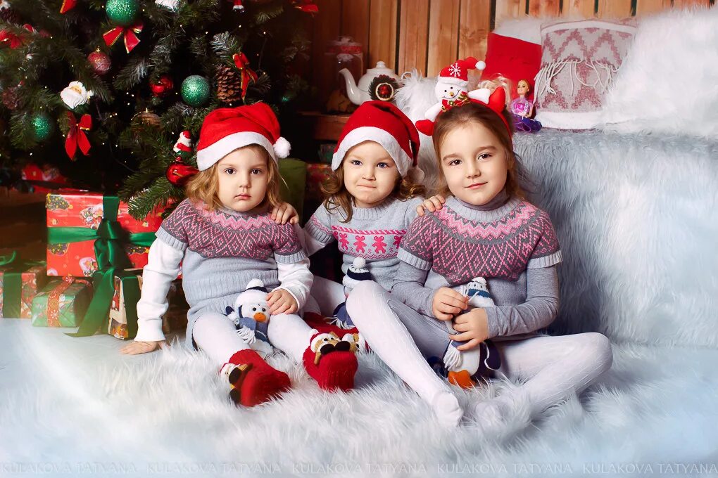 новый год дети. трое детей новый год. новый год праздник для детей. детская новогодняя фотосессия в студии. новогодние подарки для детей.