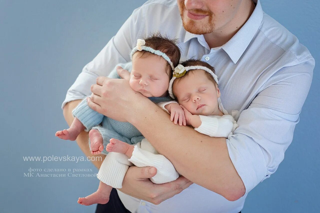 Мама папа близнецы. Семейная фотосессия с двойняшками. Отец двойни. Папа с двойняшками. Папа с близнецами.