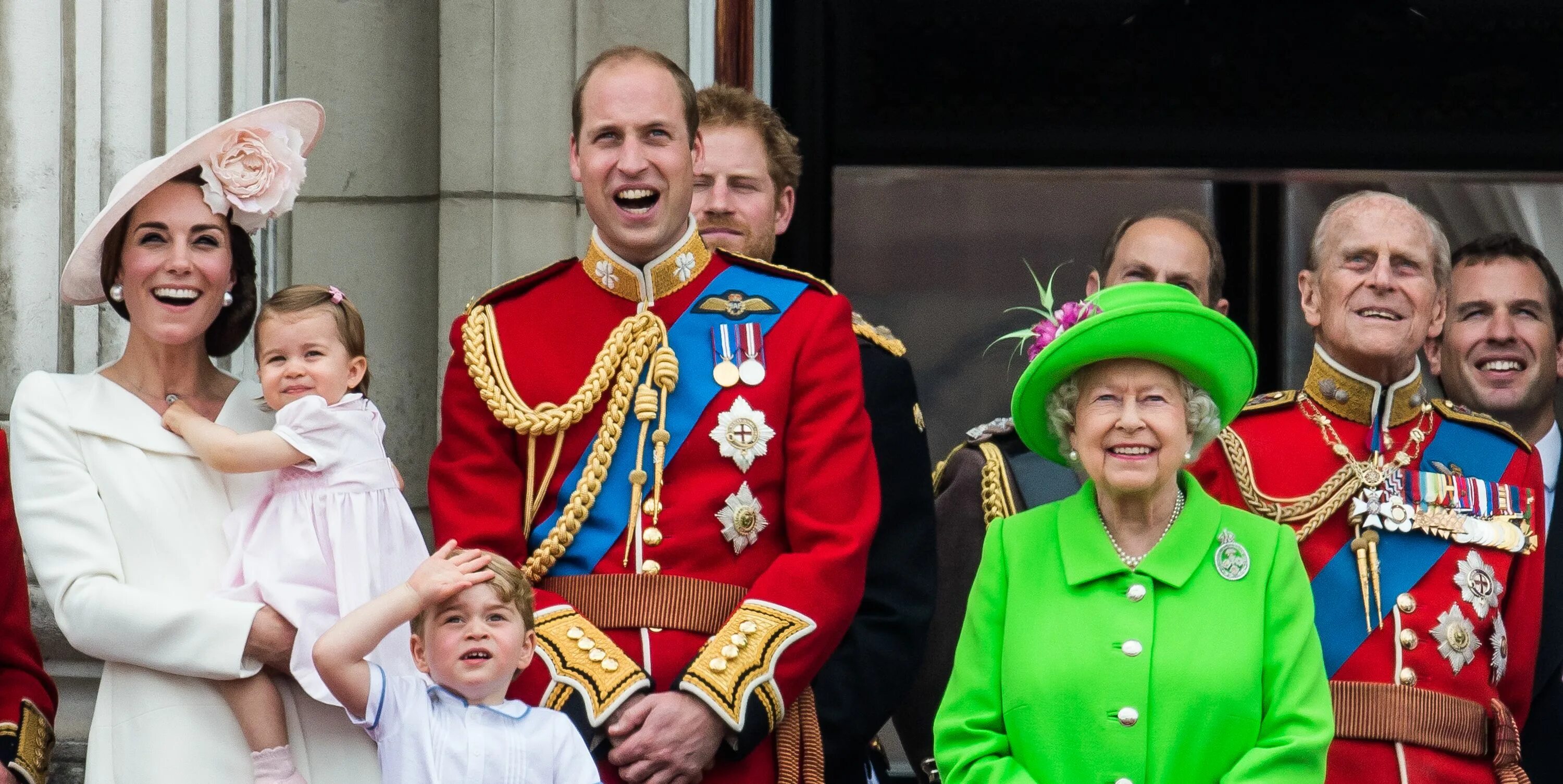 Что случилось в королевской семье. The Royal Family "Королевская семья".. Семья Елизаветы 2. Семья королевы Англии Елизаветы. Семья королевы Елизаветы 2.