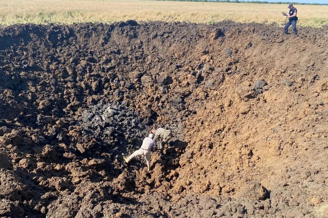 воронки от снарядов. воронка от ракеты. воронка от точки у. воронка от снаряда. яма от взрыва.