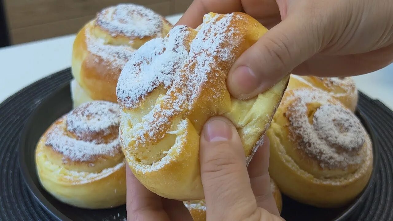 Булочка нежная рецепт. Нежные булочки. Каравай булочки творожные. Булочки с творогом. Булочка с творогом каравай.