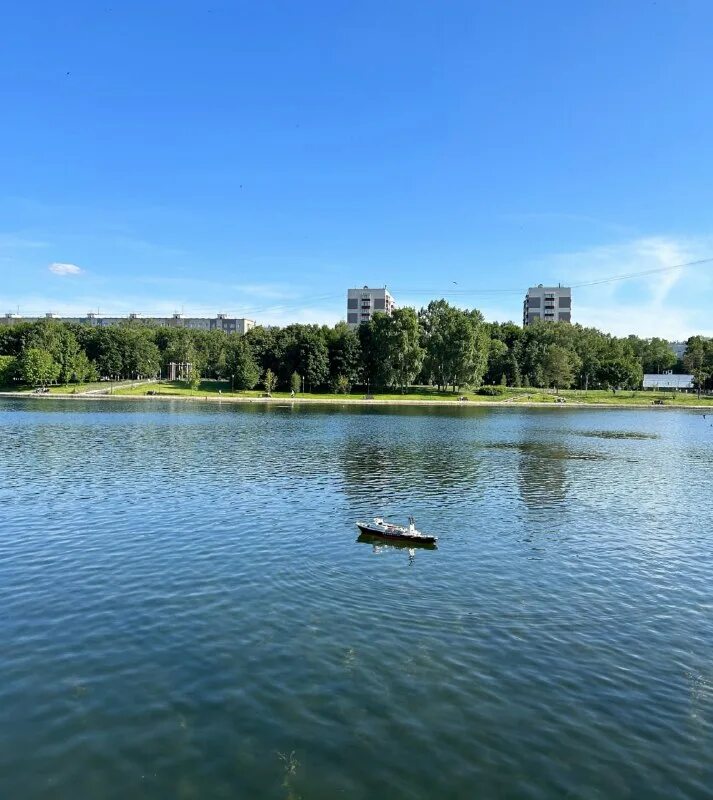 Гольяновский сквер москва. Гольяново район москвы. Школьное озеро зеленоград. Ул радиальная 54 минск. Сквер гольяново москва.