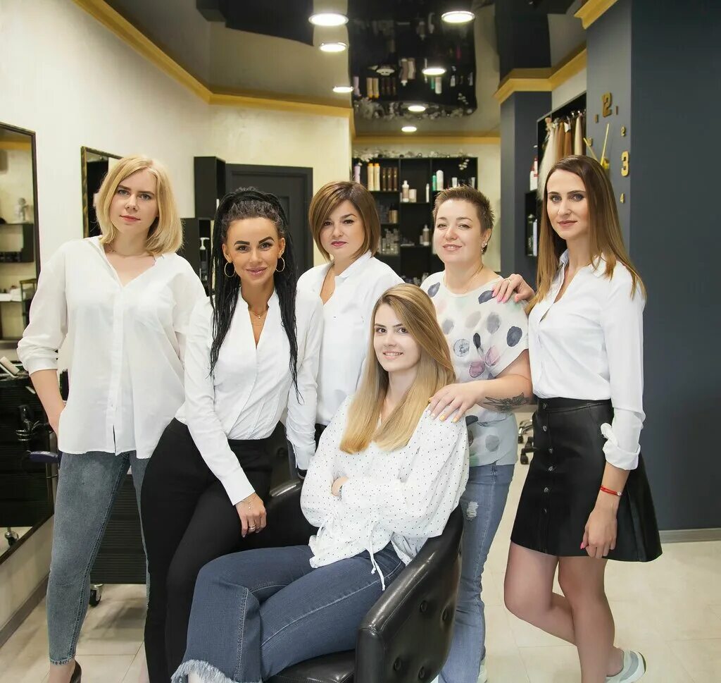 парикмахер. клиент в парикмахерской. парикмахерская. студия красоты hairs. женщина в парикмахерской.