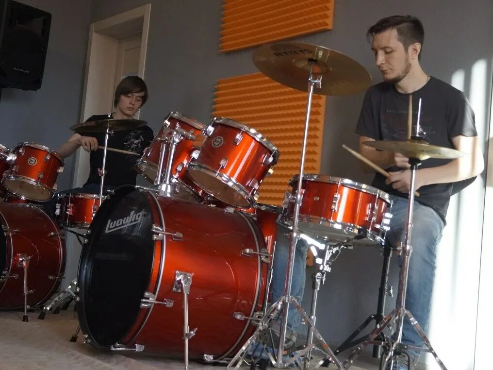 Класс игры на барабанах. Секция игры на барабанах. Уроки игры на барабанах. Техника игры на барабане. Игра на барабанной установке.