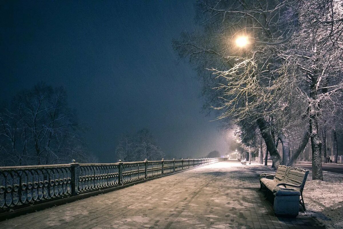 Вечером снежок. Зима в городе. Зима ночь. Ночной зимний город. Зимняя ночь в городе.