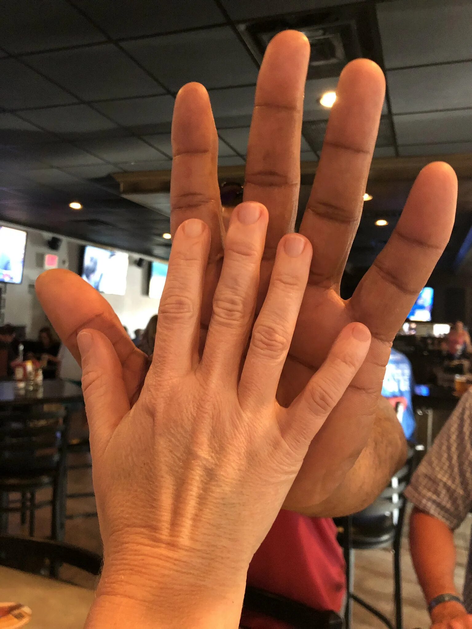 Make big hands. Рука тянется. Make big hands. Протянутые ладони. Мужская рука.