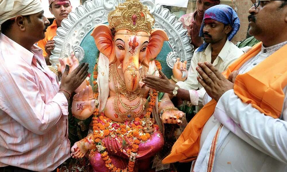 Необычные религиозные люди индии. Верующие в индии. Православные в индии. Мауни амавасья. Пуджа ритуал.