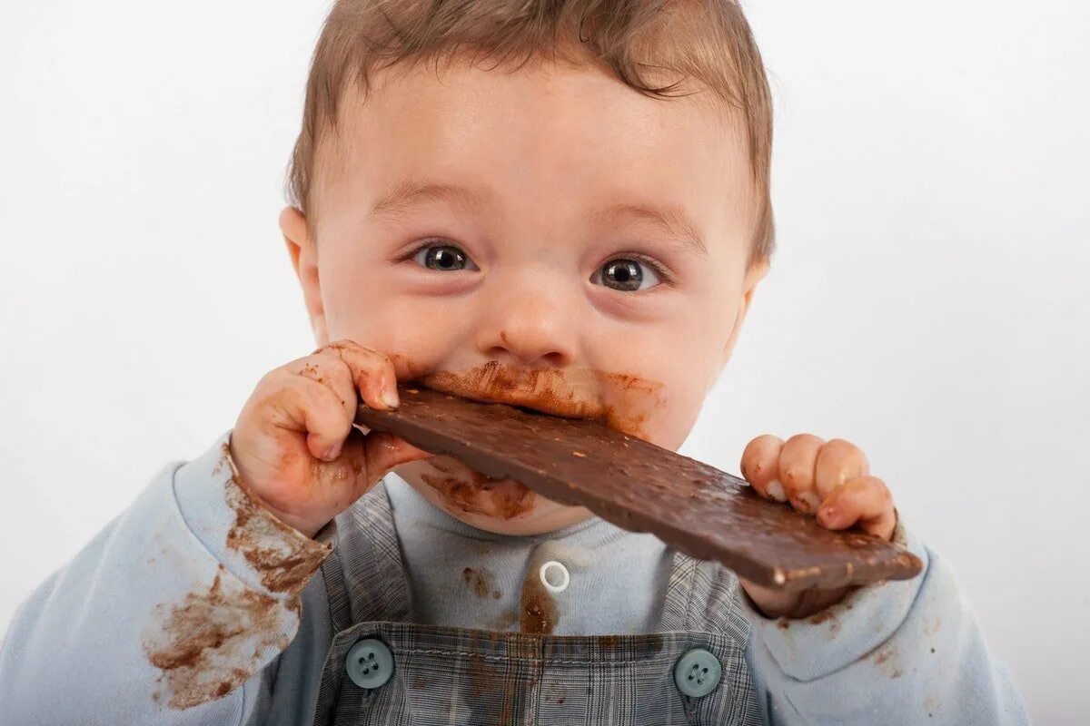 Невкусно получилось. Ребенок испачкался в шоколаде. Поедание шоколада. Кушать шоколад.