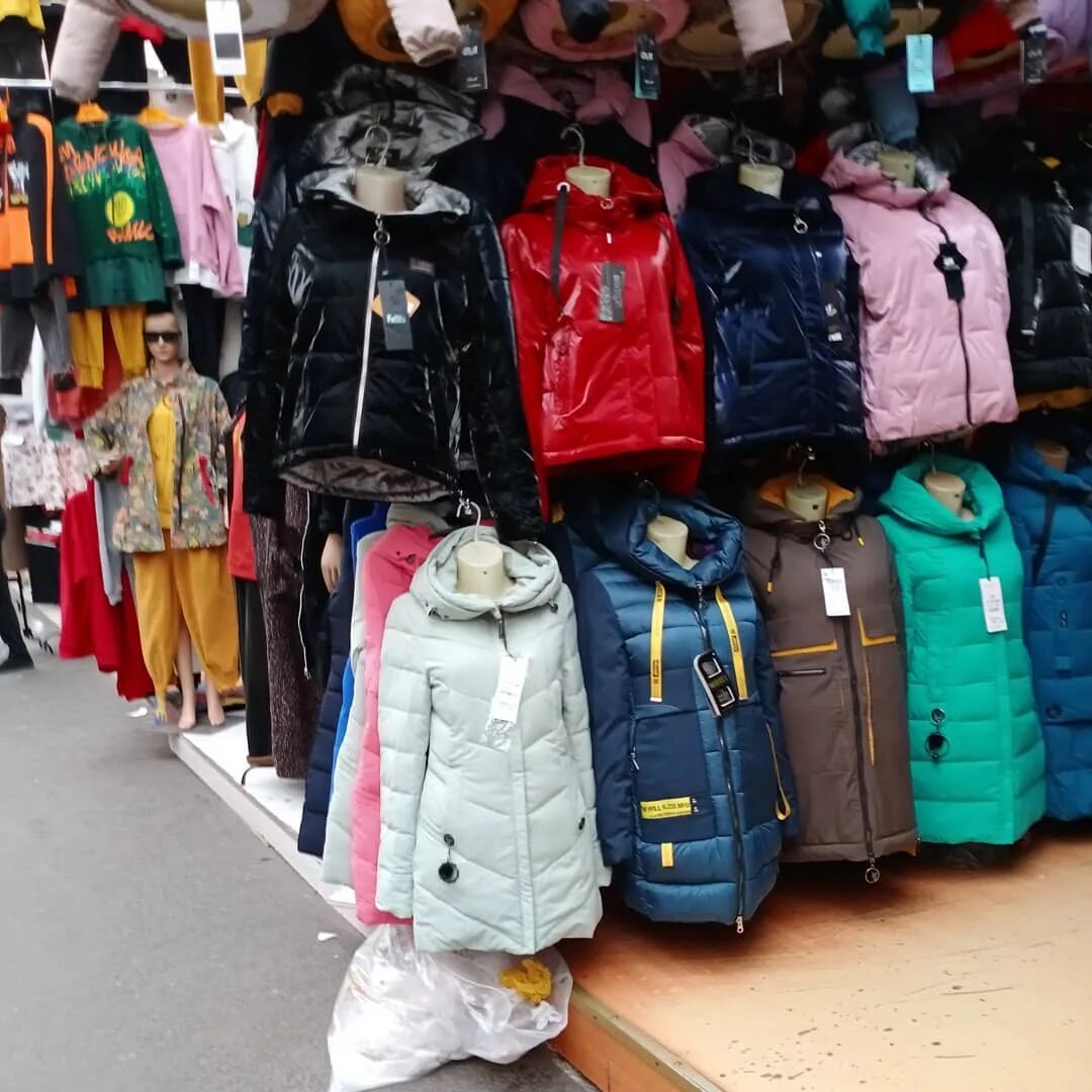 рыночная одежда. китайский вещевой рынок. что будет на рынке одежды. вещи с рынка. рынок одежды в ташкенте.