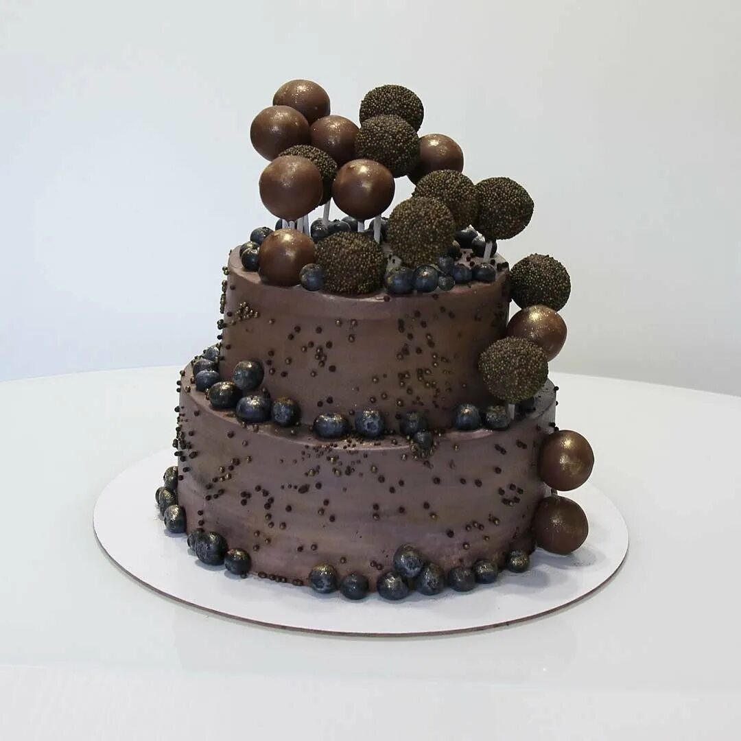 Декор торта шоколадными шарами. Тори с гоколадными шарами. Декор шоколадного торта для мужчины. Декор торта с шариками.