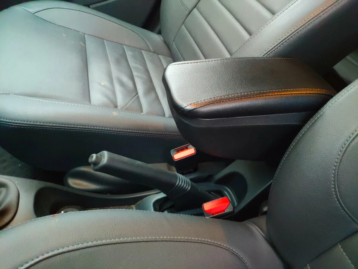 8201508364 подлокотник duster. подлокотник рено дастер 2013. подлокотник на рено дастер 2021. подлокотник renault duster оригинал. подлокотник renault duster.