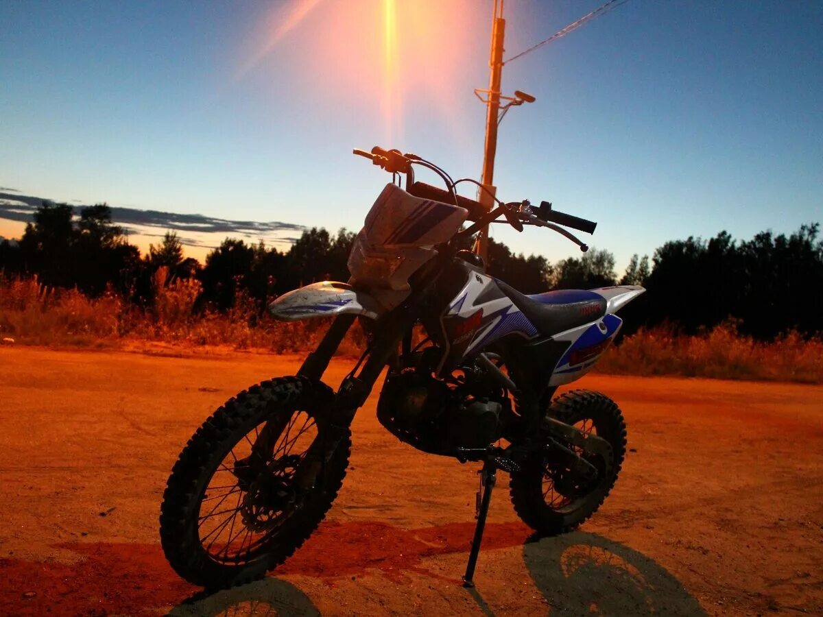 питбайк кайо 125 на закате. питбайк эндуро. катание на питбайках. Kayo t2 enduro в поле. питбайк школьник.