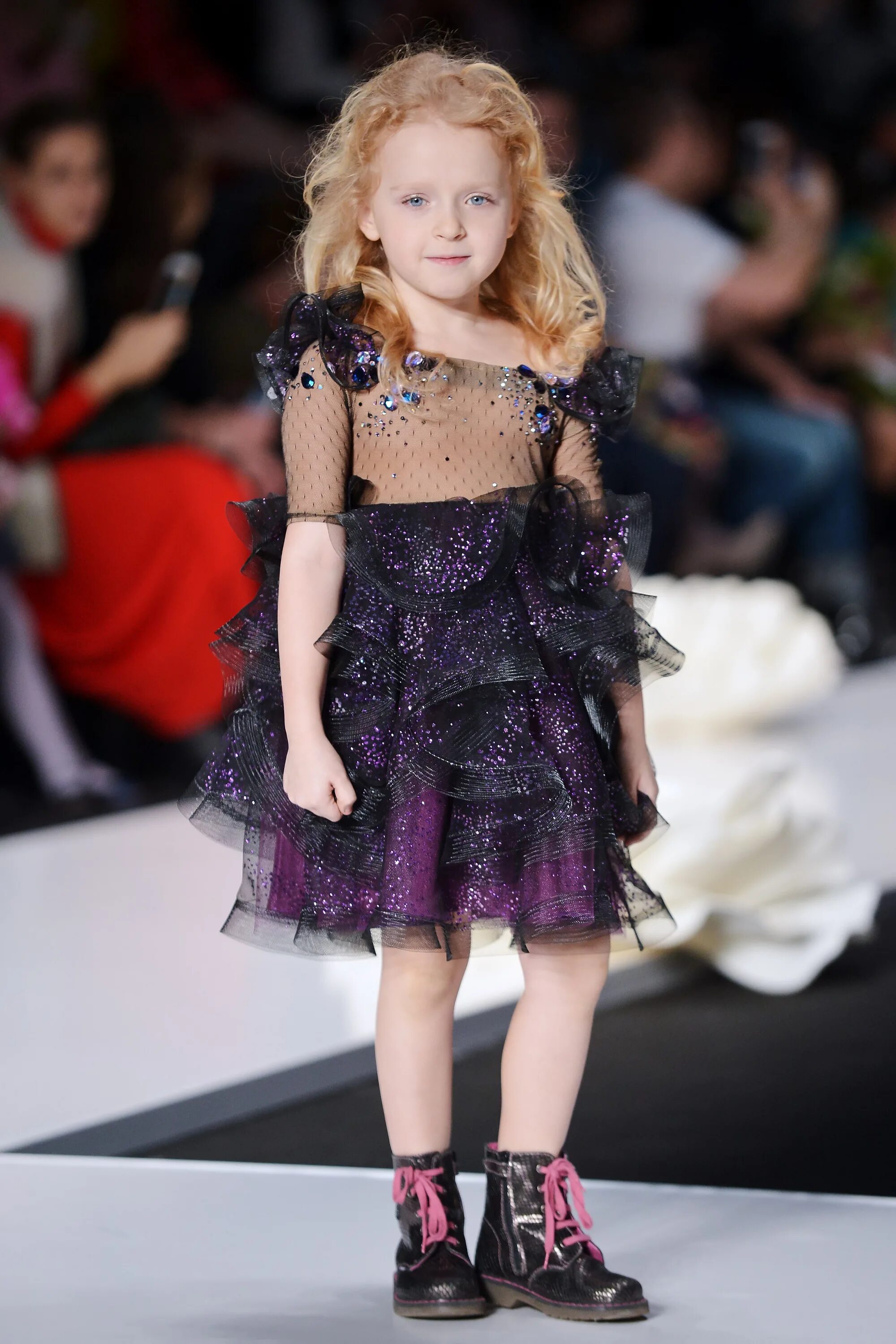 Детский показ мод. Катя старшова в 13 лет. Девушка на подиуме. Модели девушки на подиуме. Показ одежды.