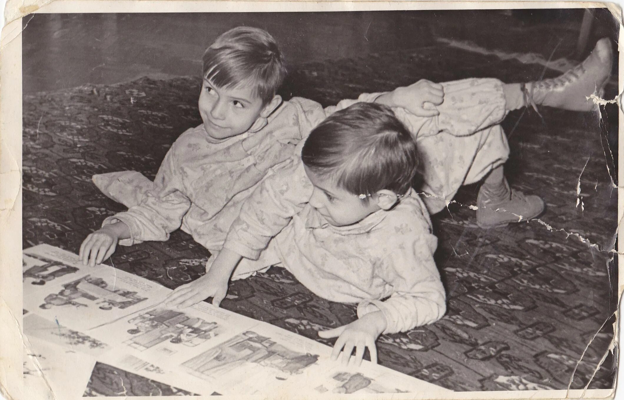 Сиамские близнецы маша и даша. Сестры мозес: близняшки. Сестры олсен в детстве. Сёстры кривошляповы сиамские близнецы. Сиамские близнецы маша и даша кривошляповы.