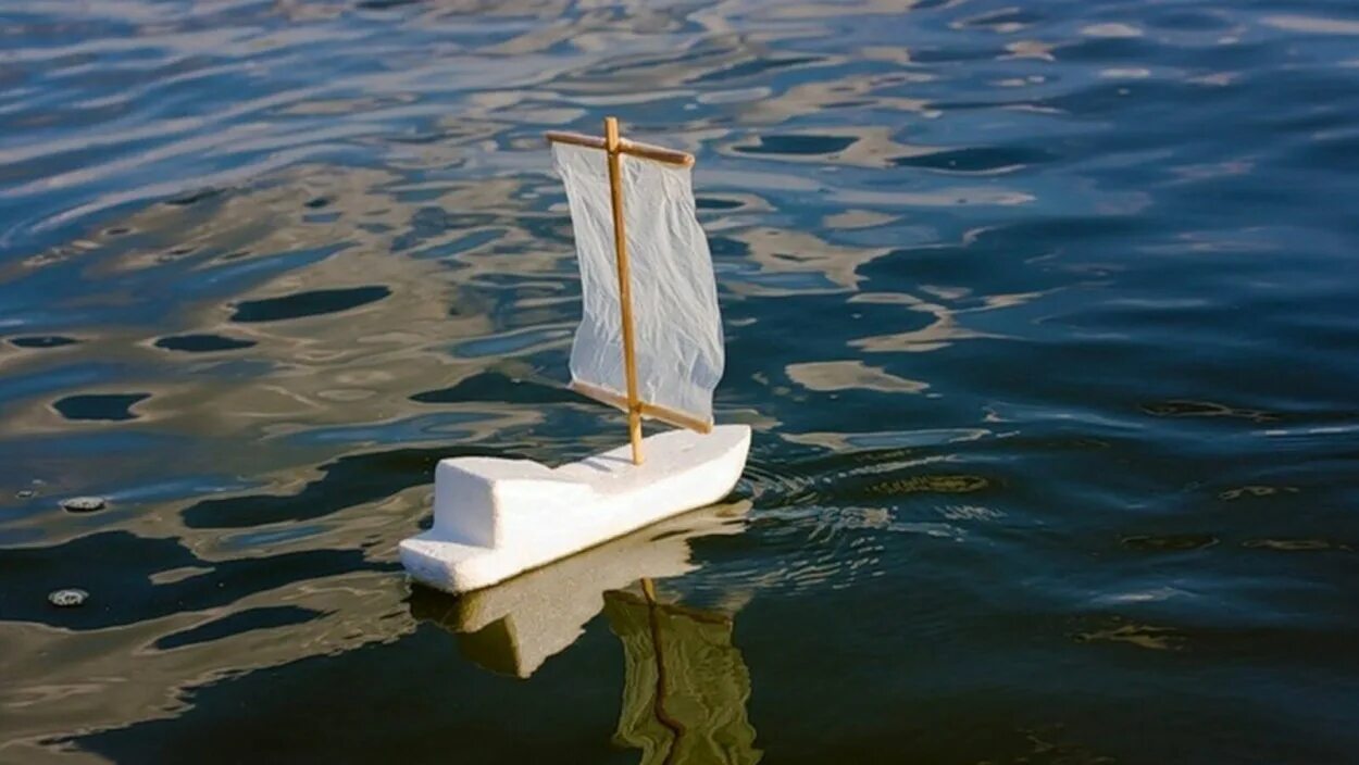 Кораблик на воде. Корабль из пенопласта. Бумажный кораблик на речке. Кораблик из пенопласта на воде.