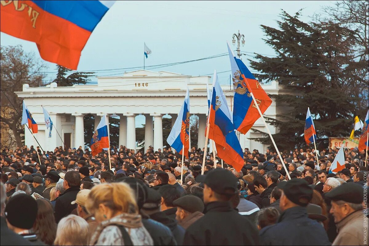 Крым в феврале 2014 года. Крым Севастополь 2014. Крым 2014 площади Нахимова в Севастополе. Митинг в Севастополе 2014.