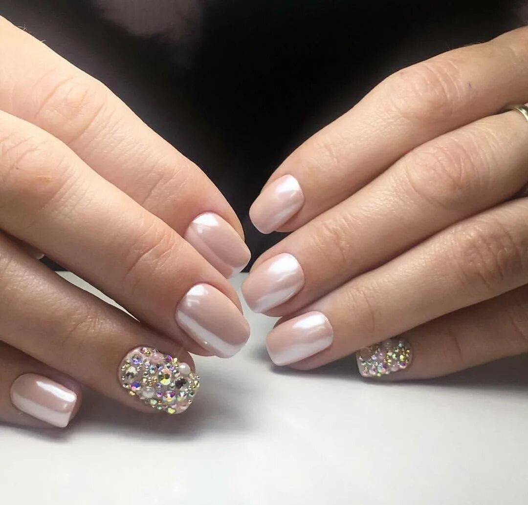 Втирка жемчужная 2020. Жемчужная втирка 2022. Втирка со стразами. Маникюр с втиркой. Маникюр 2021 жемчужная втирка.