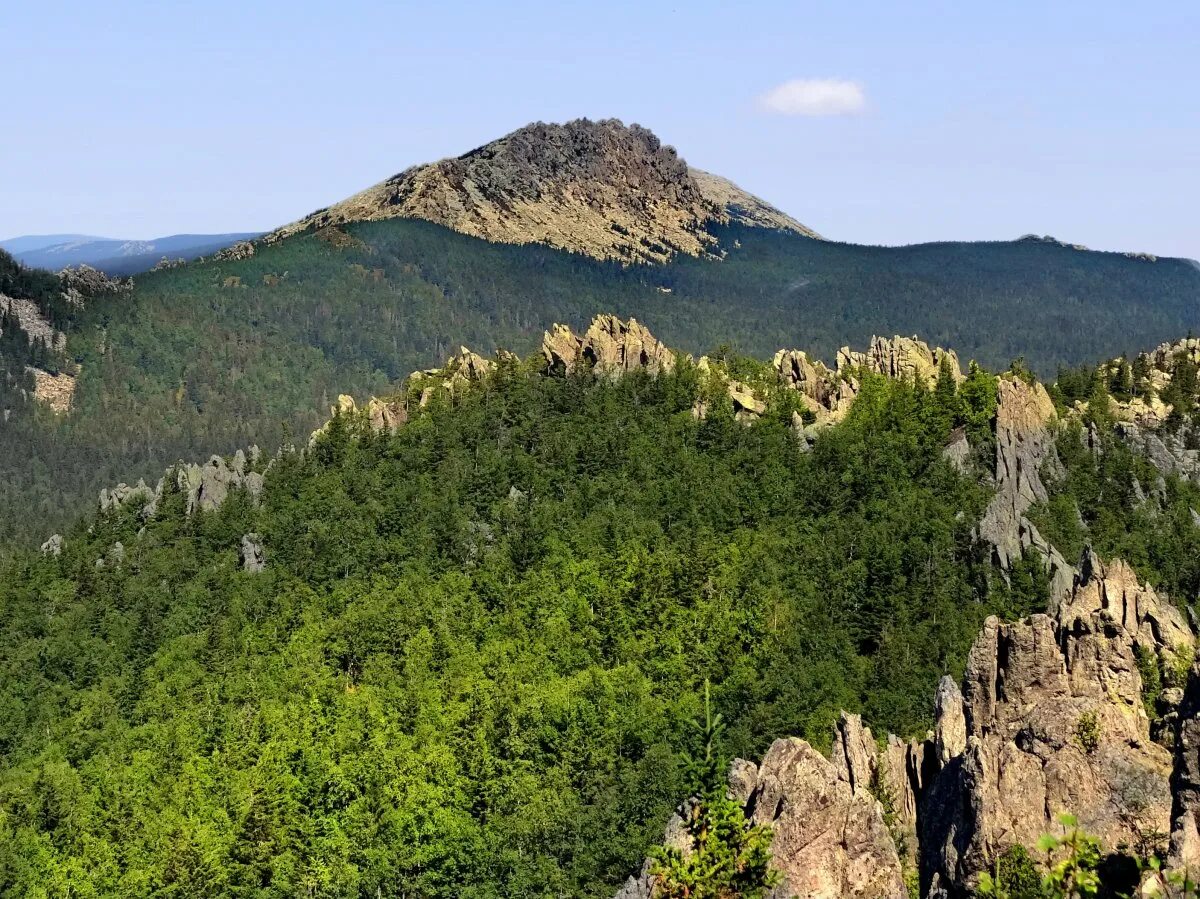 Природа златоуста таганай. Гора таганай златоуст. Гора уреньга в златоусте. Златоуст хребет. Национальный парк таганай, южный урал.