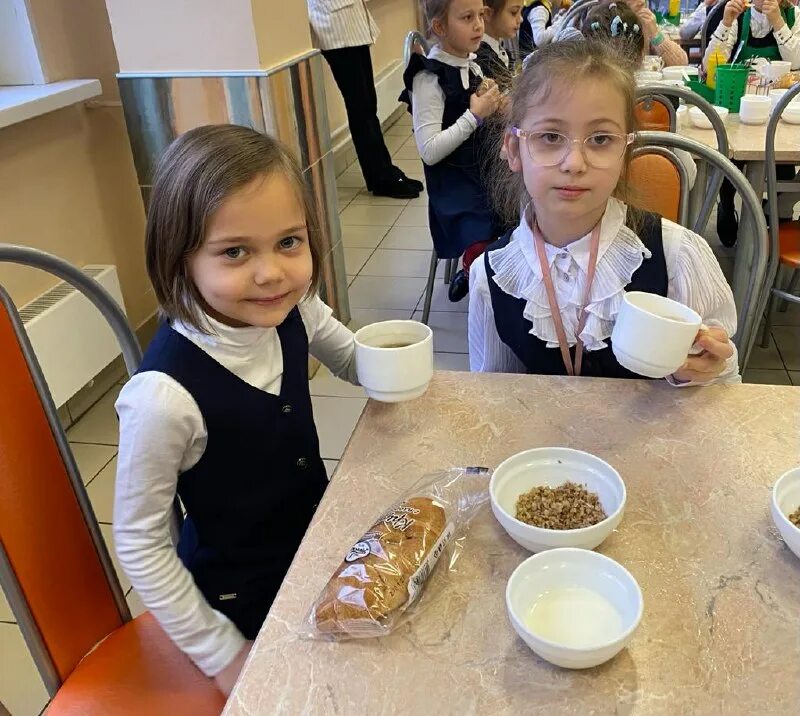 Школьные столовые. Столовая в школе. Дети в школьной столовой. Младшим школьникам на завтрак раздали 4 ящика яблок краткая запись. Младшим школьникам на завтрак раздали 4 ящика яблок всего 92.