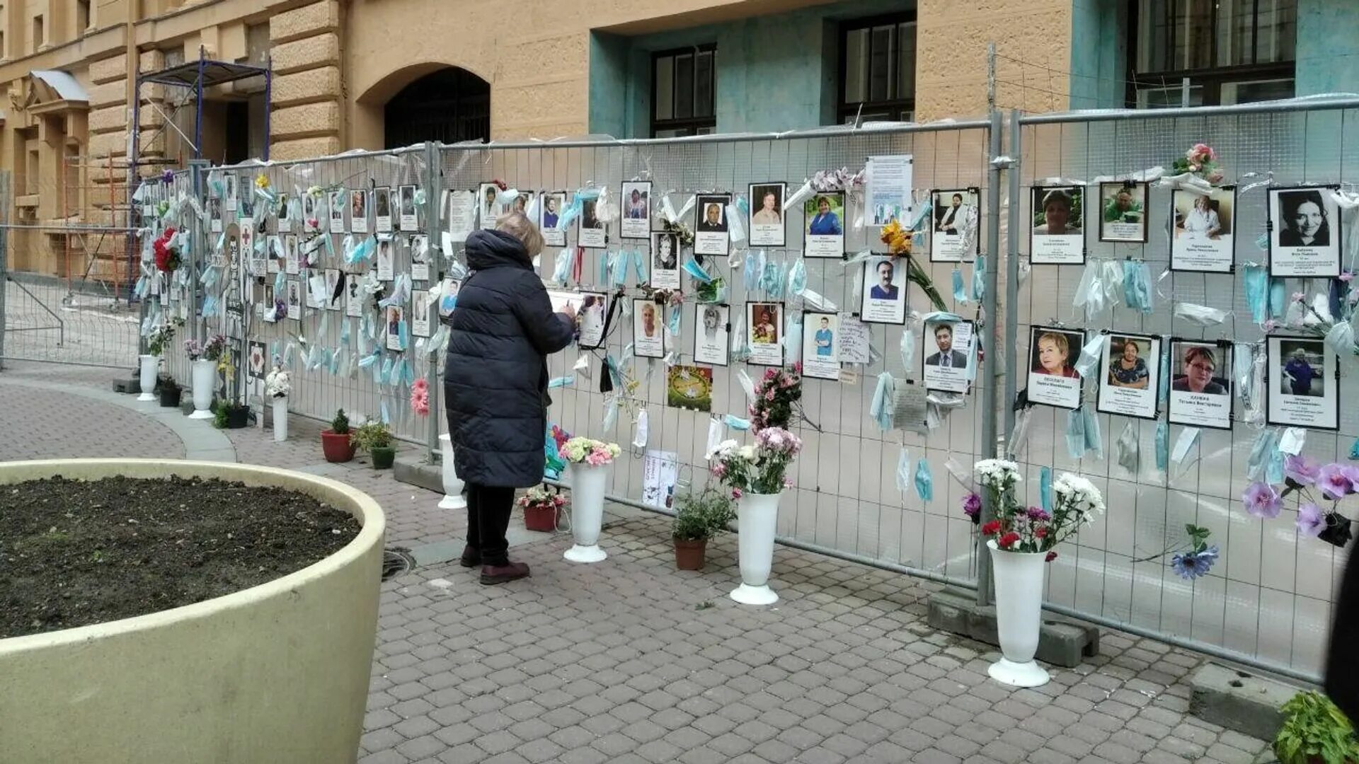 Мемориал врачам малая Садовая. Памятник погибших от Ковида в СПБ. Стена памяти. Стихийный мемориал. Стена памяти погибших