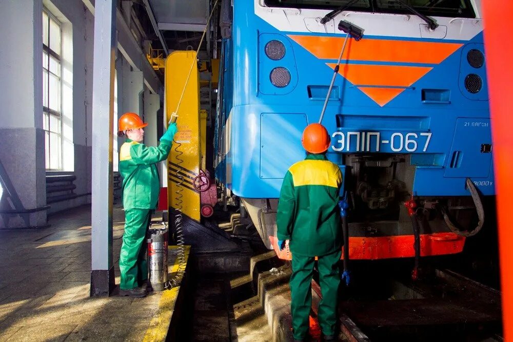 мойщик поездов и локомотивов. мойка вагонов ржд. уборщик станции метрополитена. вакансия уборщик подвижного состава. уборка вагона.