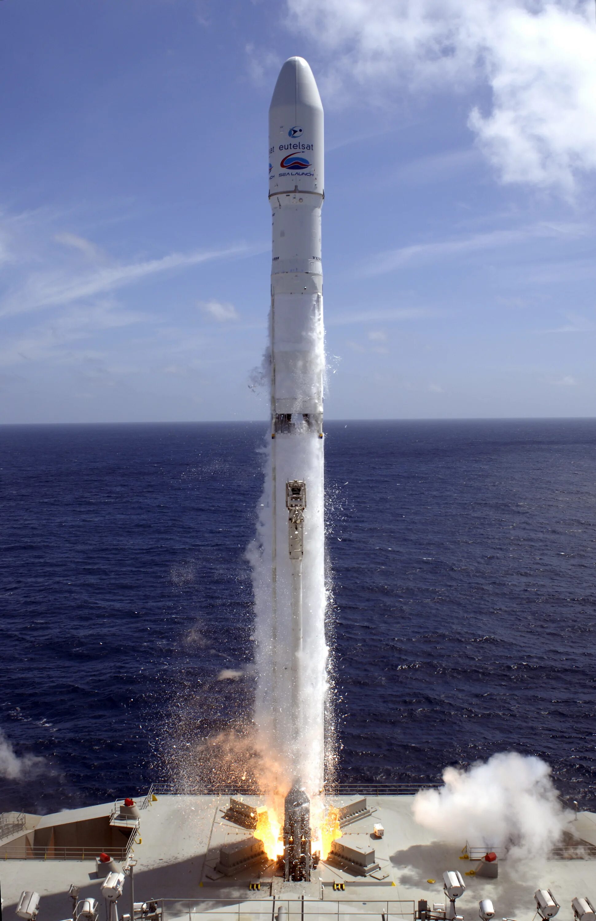 Sea breaker missile. Ракета на море. Ракета на море. Ракета по морю. Морской старт пуск ракеты.