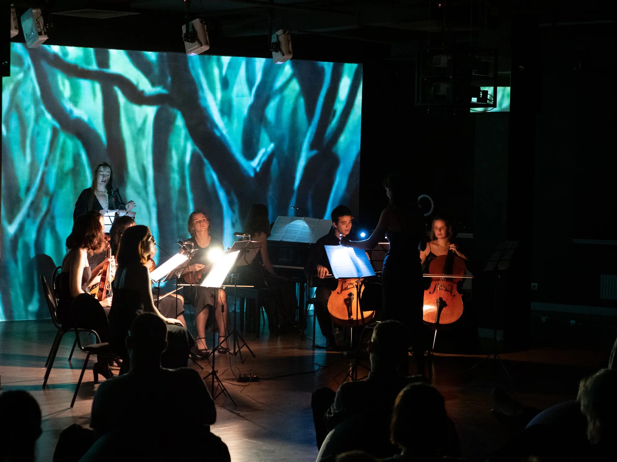 Миры миядзаки. Дирижер и оркестр. Nella musica orchestra. Москва оркестр пушкинская. Мы оркестр.