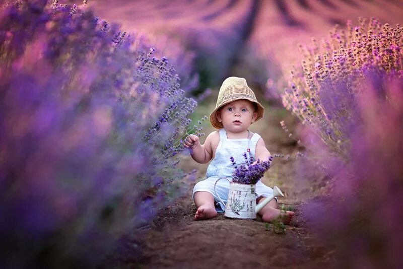 Дети и природа. Малыш на природе. Счастье картинки. Дети радуются. Маленький ребенок познает мир.