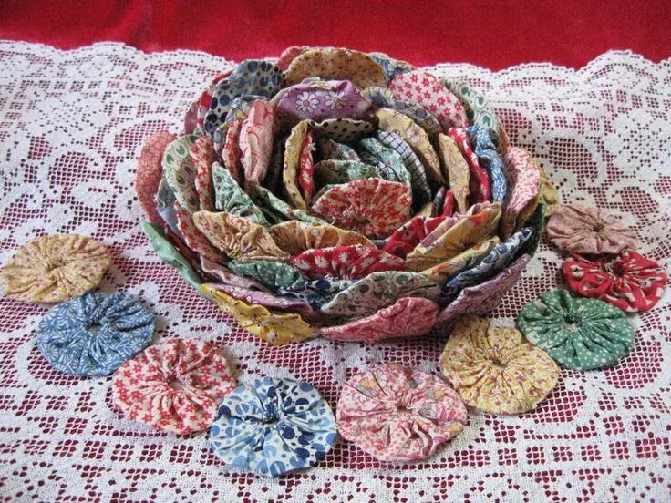 Техники цветов из ткани. Лоскутное шитье йо-йо. Пэчворк йо-йо японская техника. Цветочки из лоскутков. Цветы из лоскутков ткани.