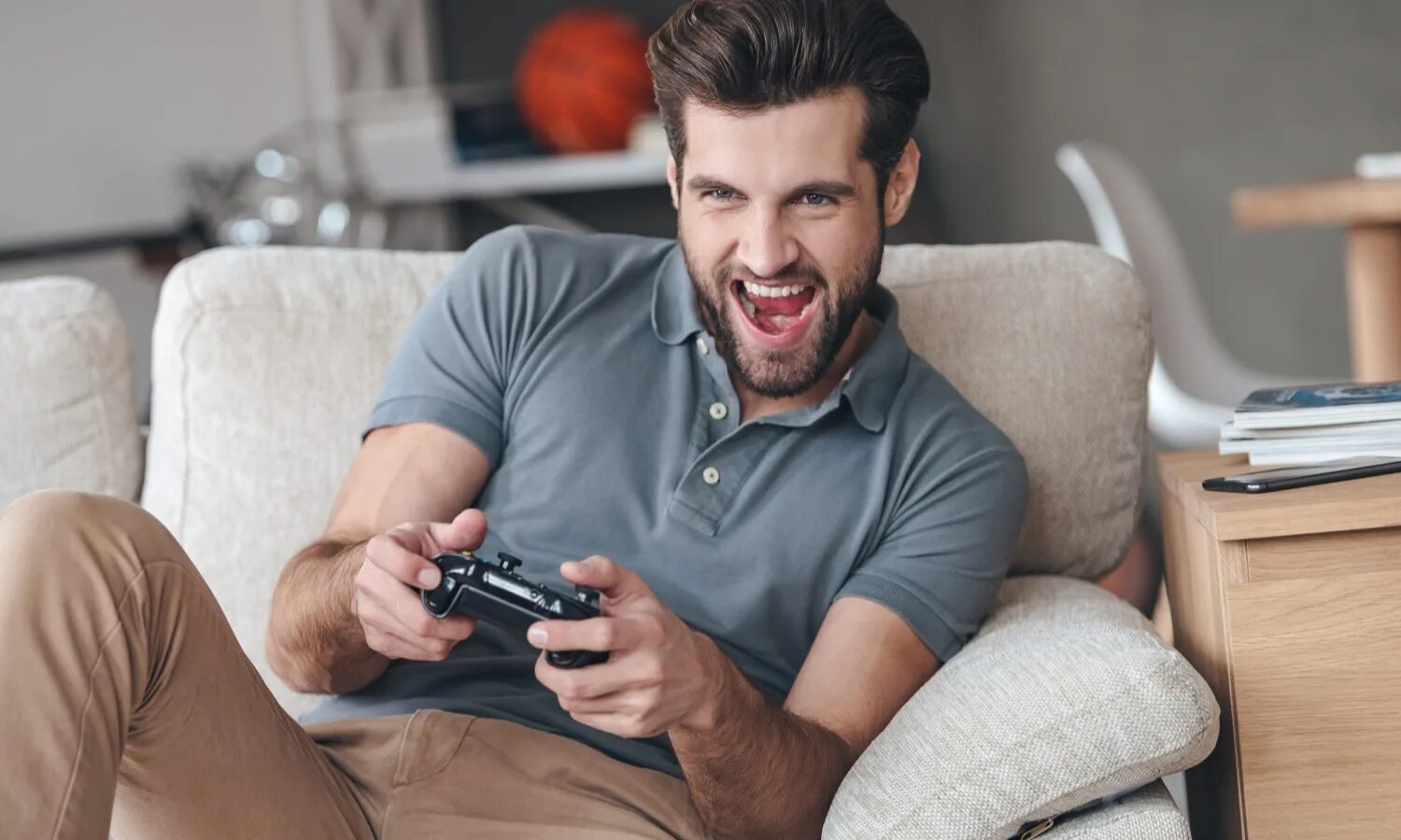 Человек играющий в приставку. Человек играет в приставку. Парень играющий в приставку. Игрок в видеоигры. Хобби парней.
