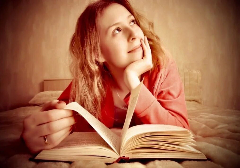 Девушка читает. Книги. Зачем мы читаем книги. Девушка читает книгу. Человек с библией.