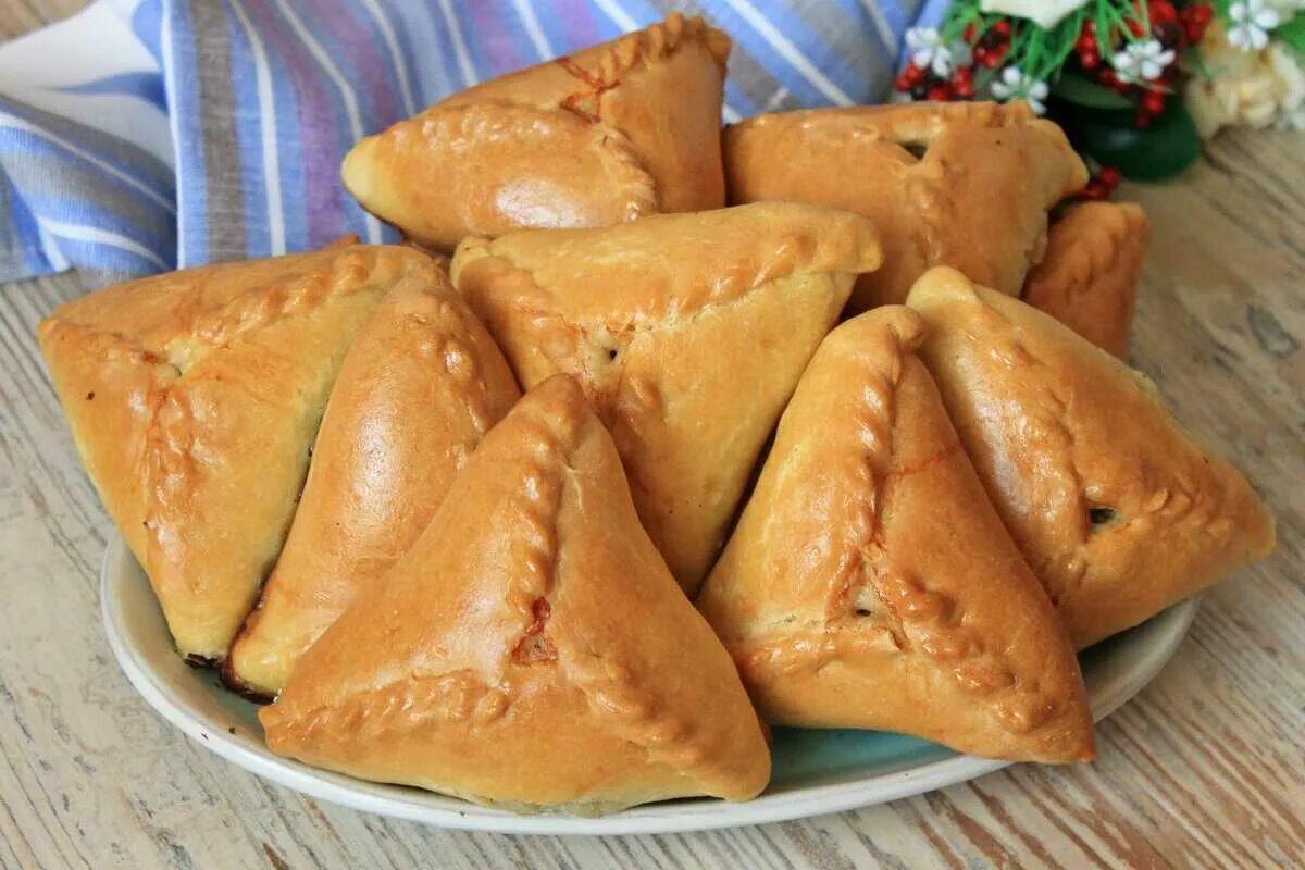 Треугольник рецепт дрожжевые. Национальная татарская кухня эчпочмак. татарские пирожки эчпочмак. татарская кухня эчпочмак треугольники. умак татарская выпечка.
