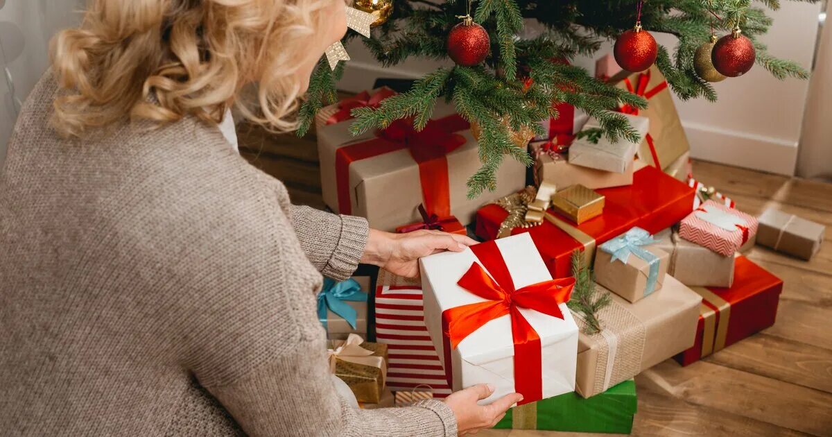 Дай подарок на новый год. Подарки под ёлкой. Подарок на новый год с елкой. Подарочки под елочкой. Коробки с подарками под елку.