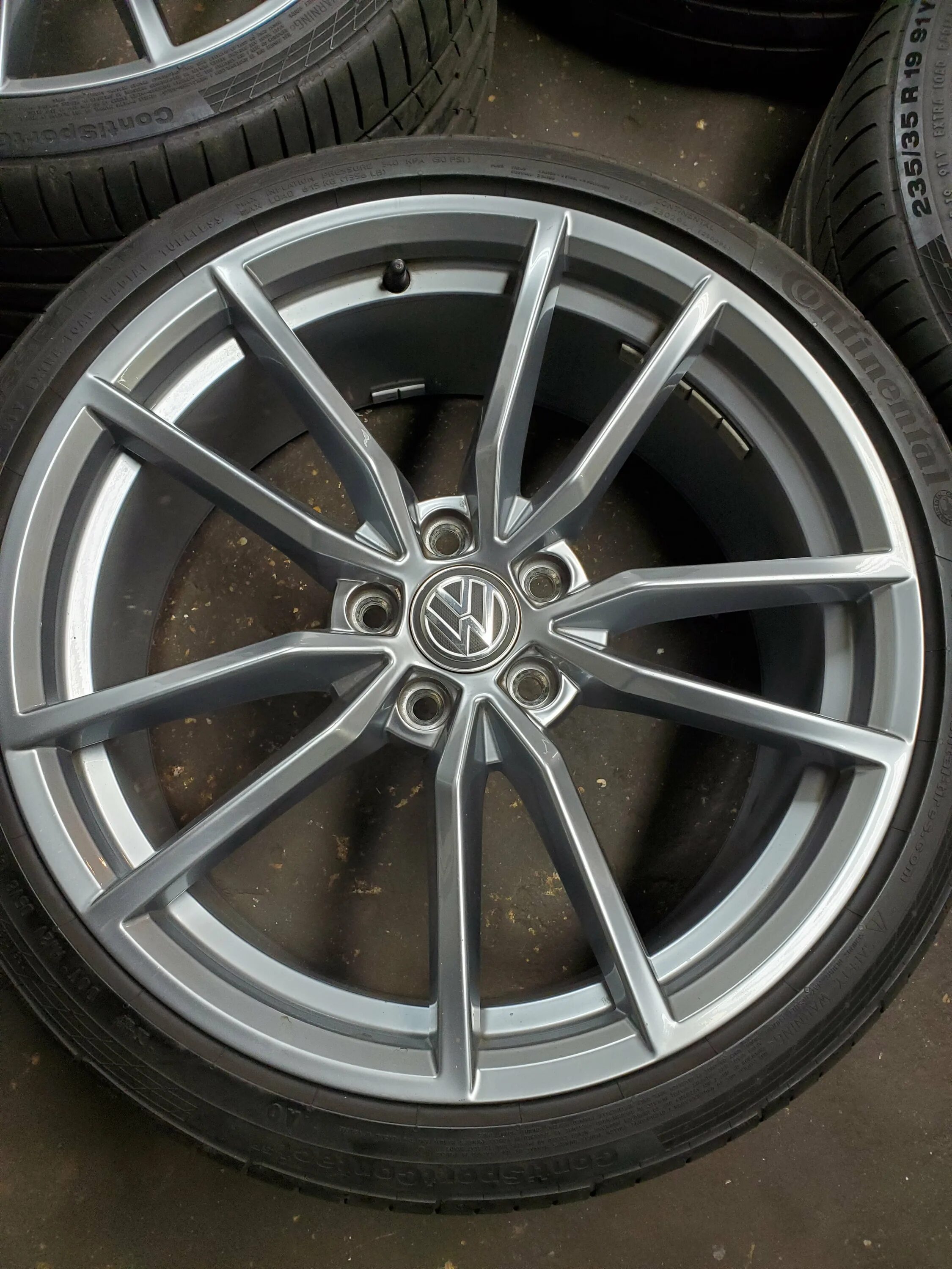 235 40 r19 купить. 19" Pretoria Wheels. 235/35 R19. 235/35 R19 лето. Golf Alltrack r19 235 40.