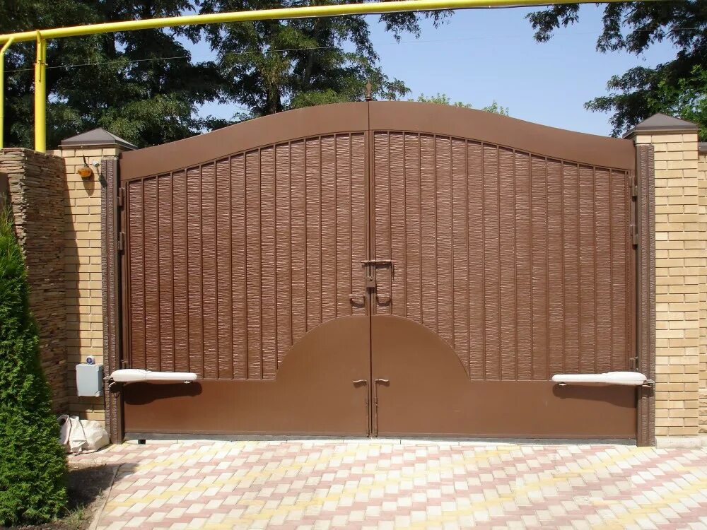 Распашные ворота фирмы. Распашные уличные ворота дорхан. Распашные ворота фирмы. Распашные уличные ворота дорхан. Уличные распашные ворота дорхан с калиткой.