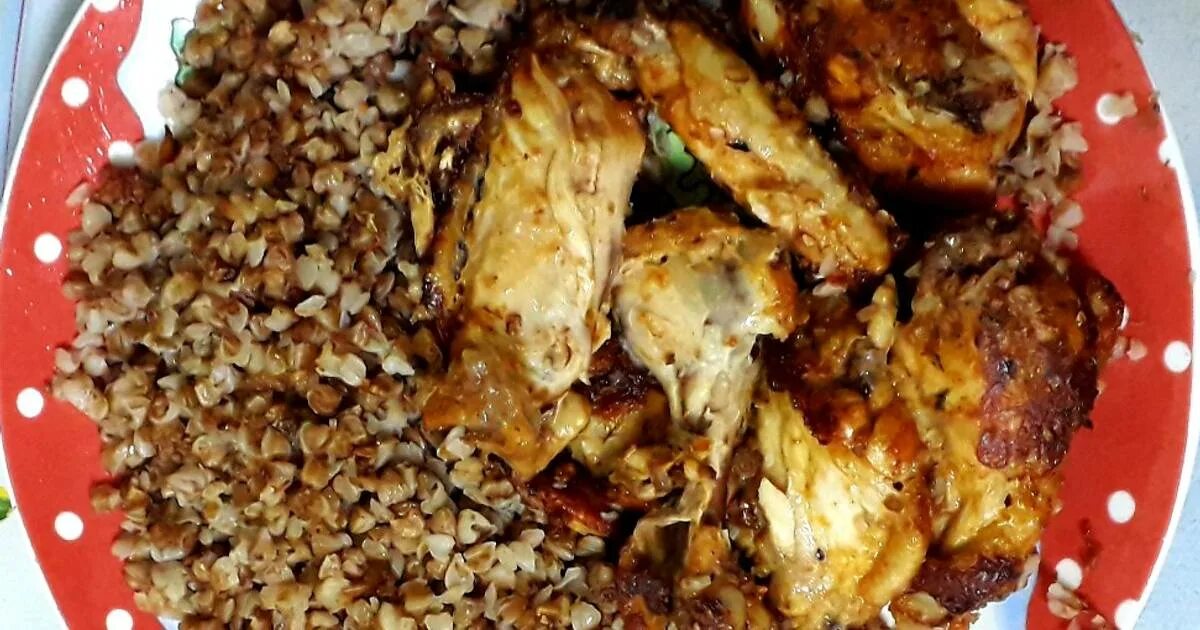 Гречка с курицей. Гречка с курицей в духовке. Курица запеченная с гречкой в духовке. Гречка с курицей в духовке. Гречка с окорочками в духовке.