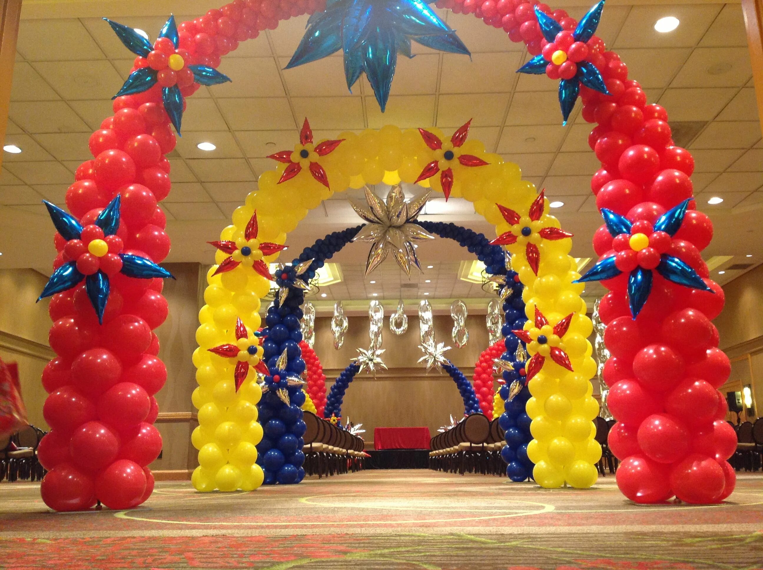 Оформление зала воздушными шарами. Украшение шарами. Арка из шаров. Украшение зала шарами. Украшение праздника воздушными шарами.