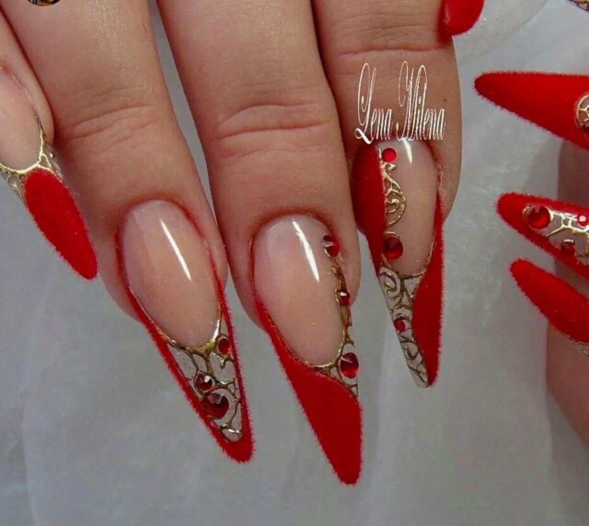 Дизайн ногтей острые красные. Красный френч на острых ногтях. Красный маникюр на длинные. Острые ногти. Красные острые ногти.