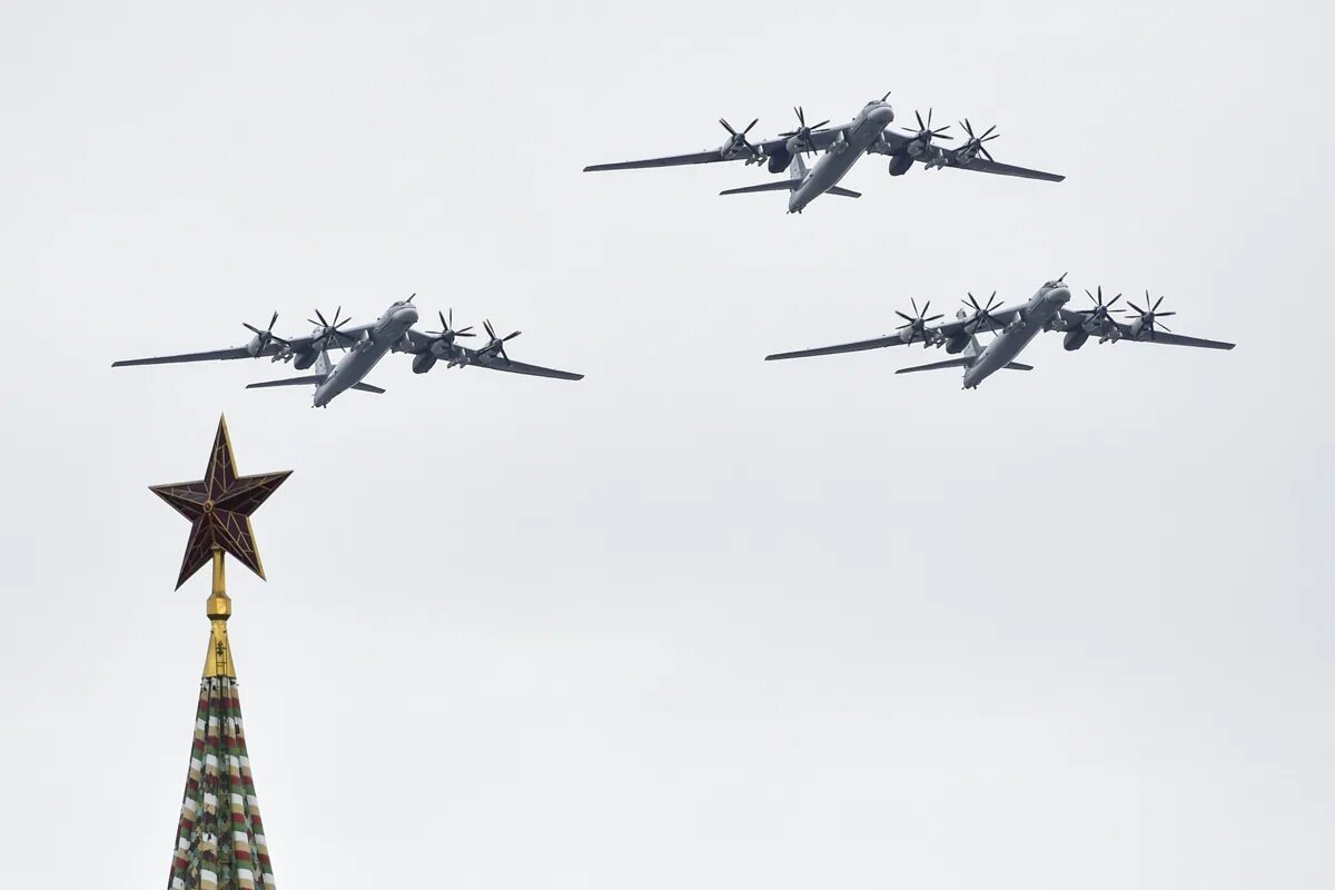 9 мая 2025 программа. Ту 95мс над курском. ту-95 бомбардировщик на параде победы. воздушный парад 9 мая в москве. самолеты на параде.