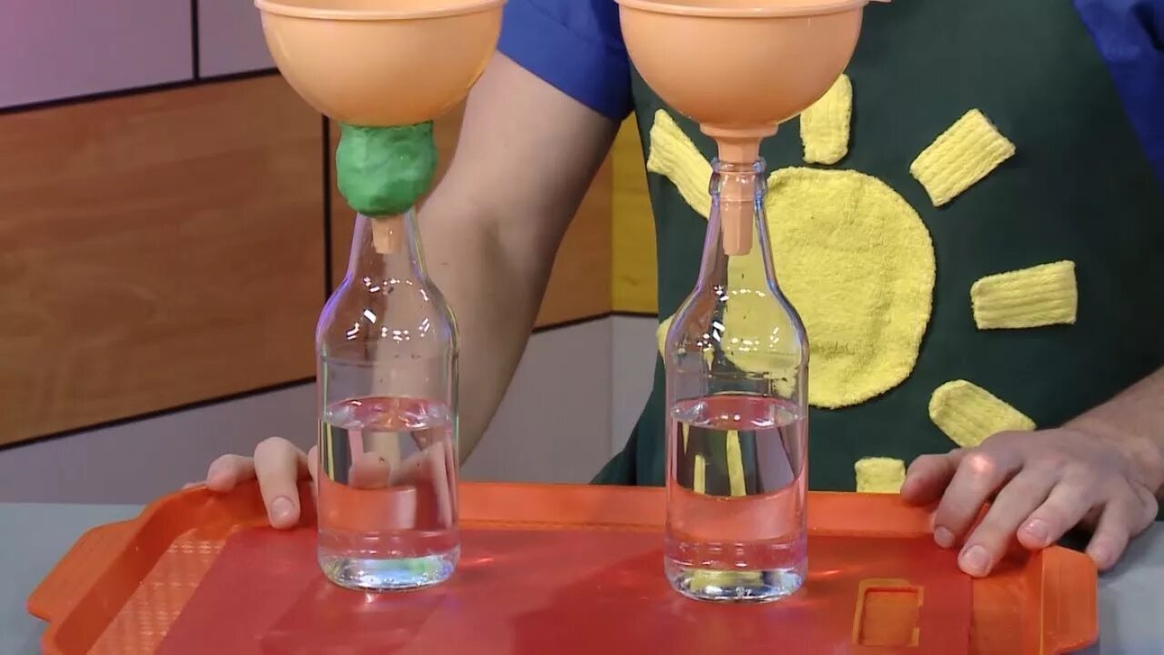 Опыты с воронкой. Опыт с бутылкой. Эксперименты с бутылкой. Опыты для детей с бутылкой. Бутылочка опыта
