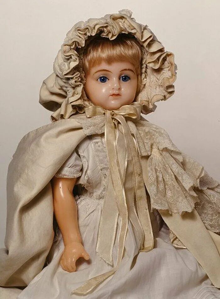 Старая куколка. Антикварные куклы 19 века. Кукла фарфоровая. Старые фарфоровые куклы. Старинные восковые куклы.