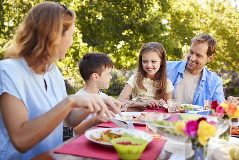 Расширенная семья. Семья на пикнике. Have lunch outdoors. Have lunch outdoors картинки. Have lunch outdoors.