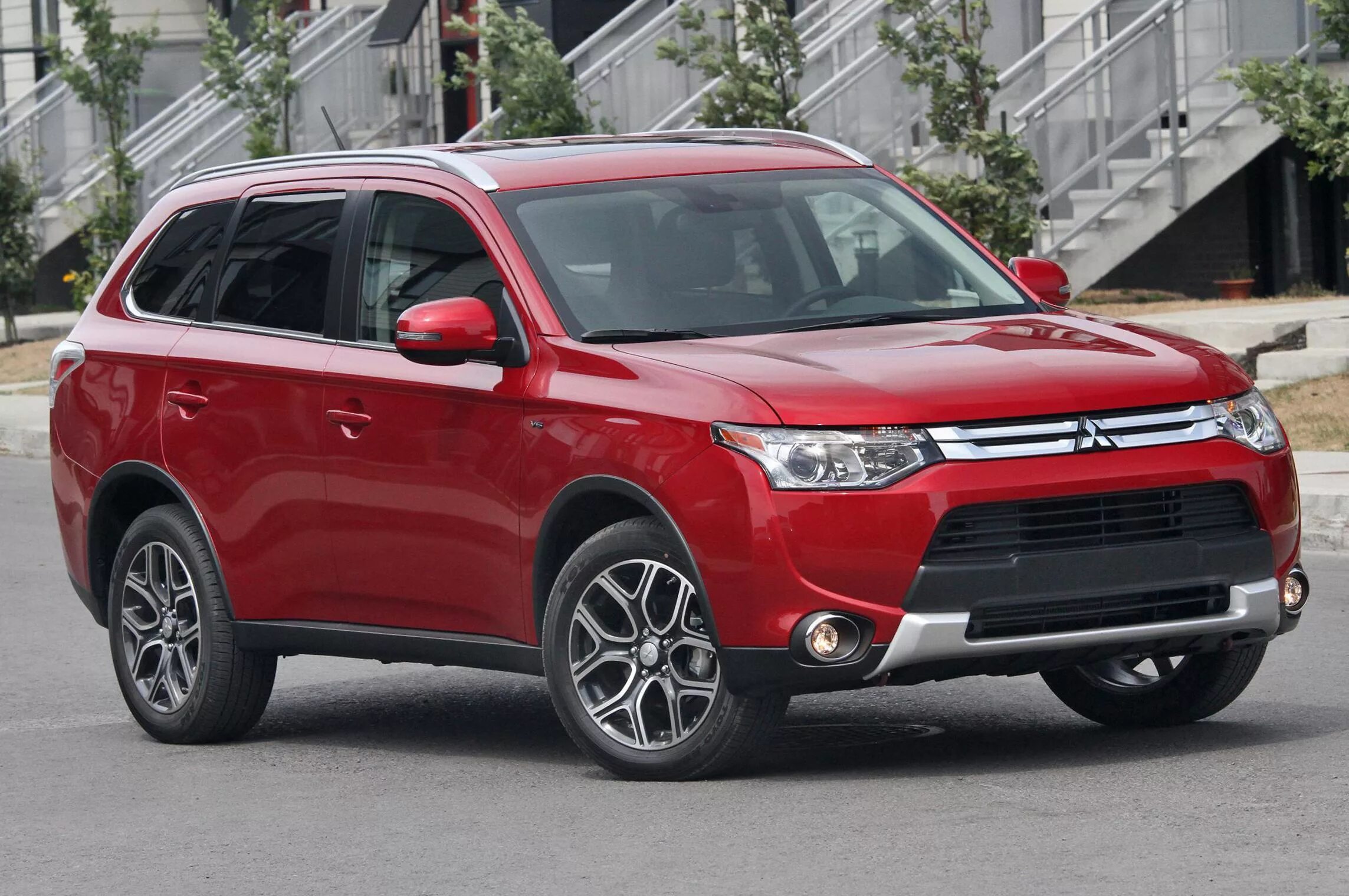 Mitsubishi outlander 5. Аутлендер Мицубиси Аутлендер. Mitsubishi Outlander 2015. Мицубиси Аутлендер 3. Кроссовер Митсубиси Аутлендер.