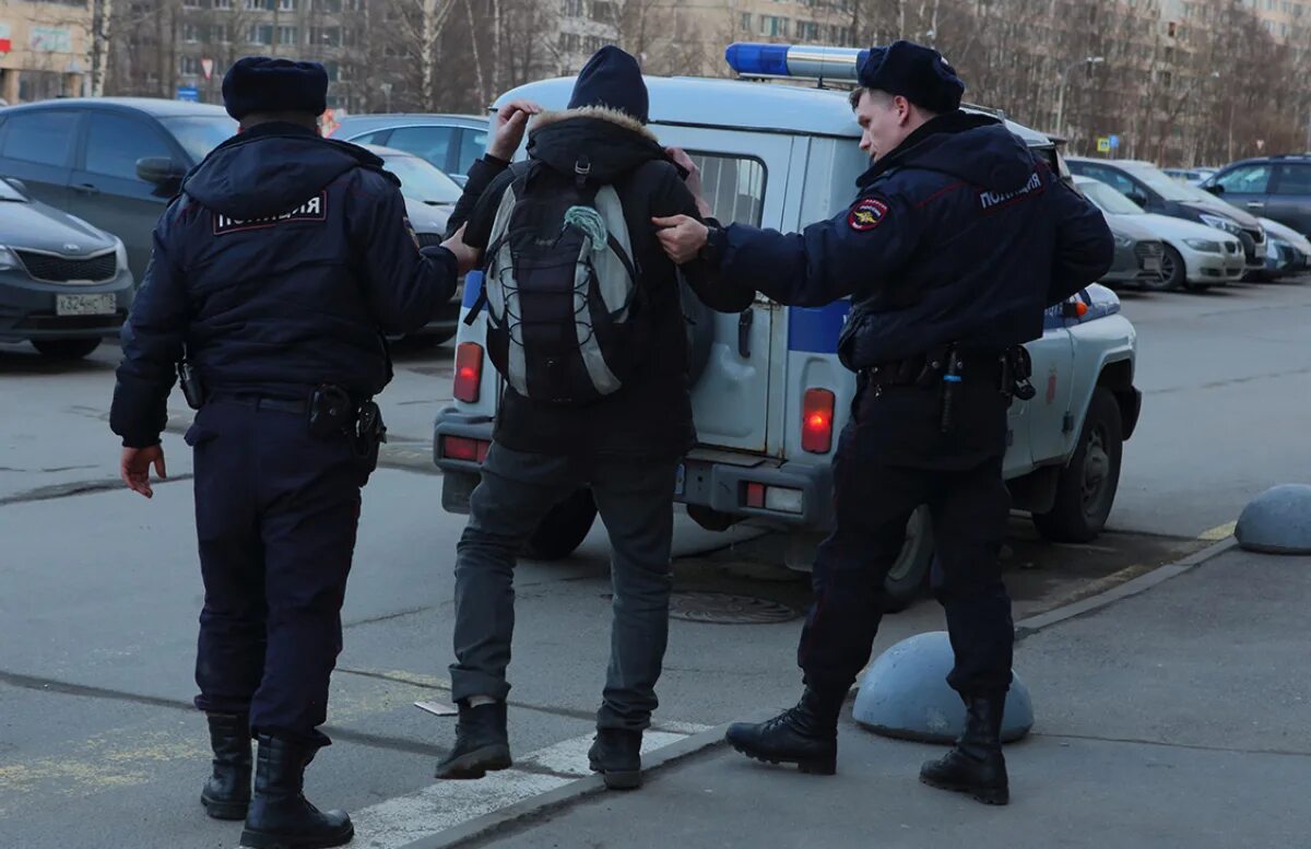 Поймал милицию. Доставление в полицию. Полиция Москвы. Полицейский на улице.